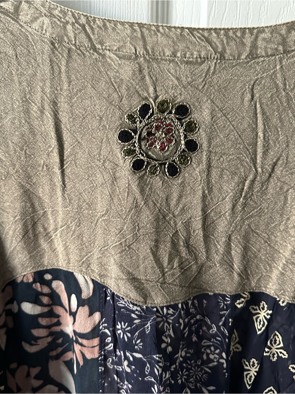 201 NWT Young Threads Mixed-Print V-Neck Blouse in Olive, Black and Pink - Picture 3 of 6